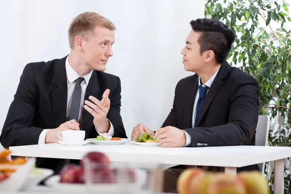 Diverse workers eating lunch — Stock Photo, Image