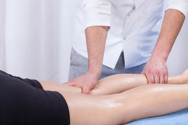 Masaje de piernas en un hospital — Foto de Stock