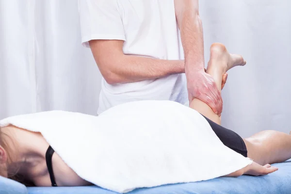 Massaggio alle gambe in ospedale — Foto Stock