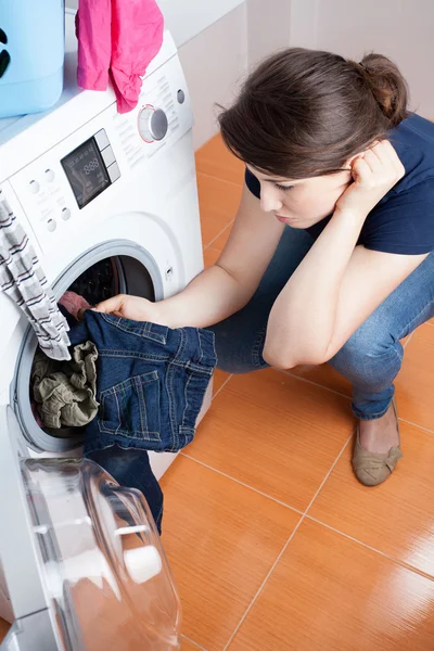 Housekeeper has to do laundry — Stock Photo, Image