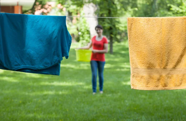 Torkar tvätt i trädgården — Stockfoto