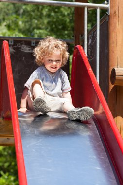 Slayt üzerinde oynama çocuk