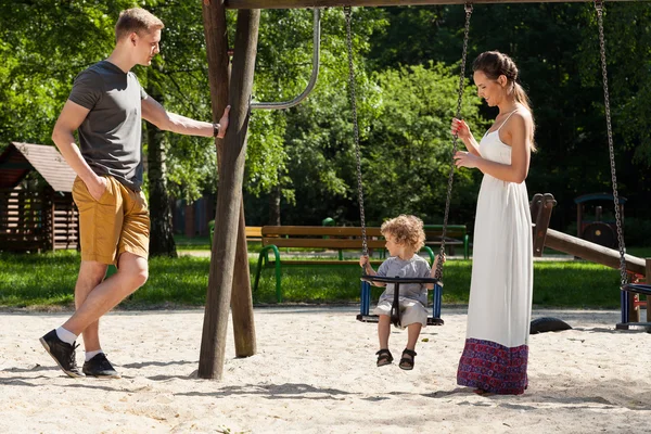 Famille sur l'aire de jeux — Photo