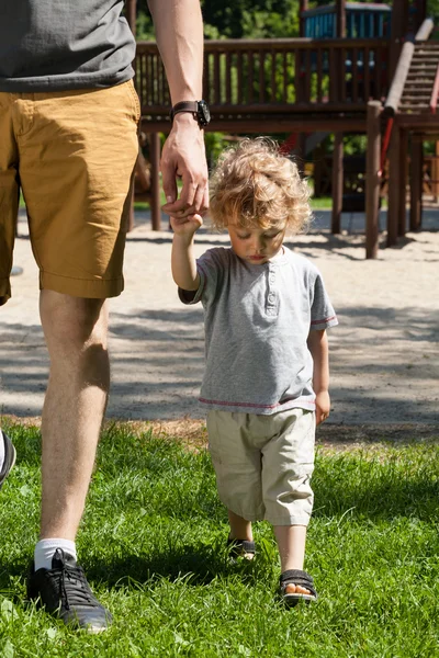 Ragazzo che lascia il parco giochi — Foto Stock