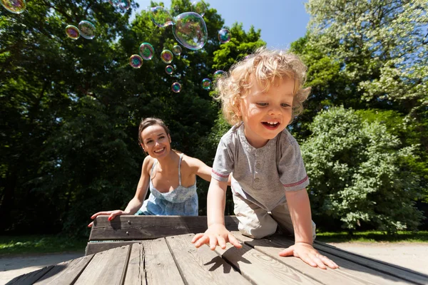 Мальчик играет с пузырьками — стоковое фото