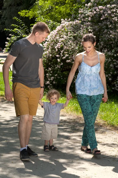 Familie som går tur – stockfoto