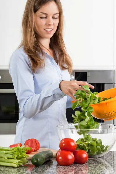 Kvinna förbereda sallad — Stockfoto