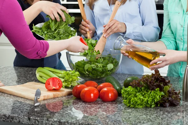 Frauen bereiten Essen zu — Stockfoto