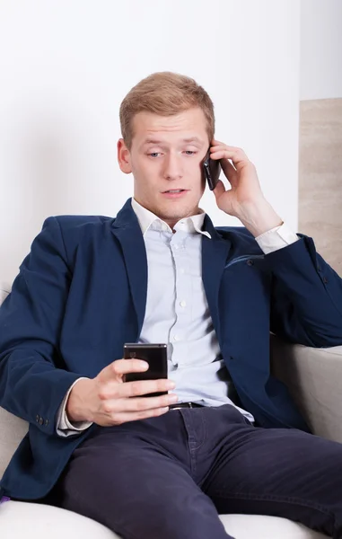 Uomo d'affari che parla al telefono — Foto Stock