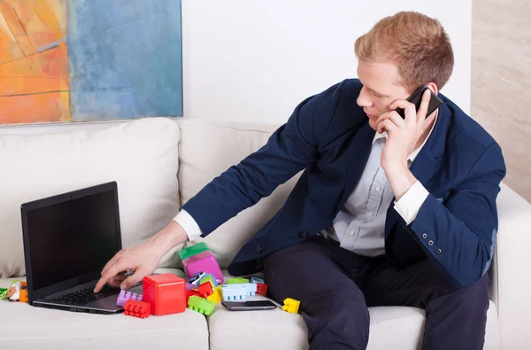 Multitasking man — Stockfoto