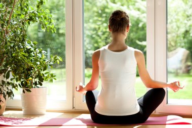 Yoga yapan kadın