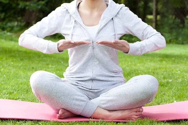 Yoga yaparken sırasında kadın — Stok fotoğraf