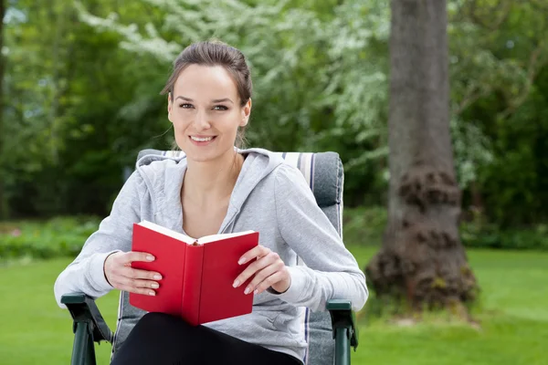 Vrouw met een boek — Stockfoto