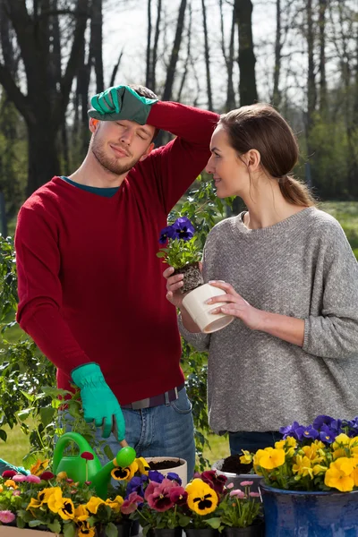 Coppia stanca che lavora in giardino — Foto Stock