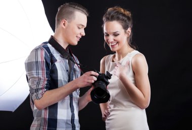 adam gösteren fotoğraf modeli