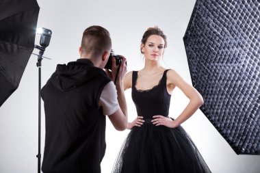 adam ile fotoğraf makinesi fotoğraf çekme