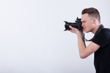 Fotoğrafçı fotoğraf çekiyor.