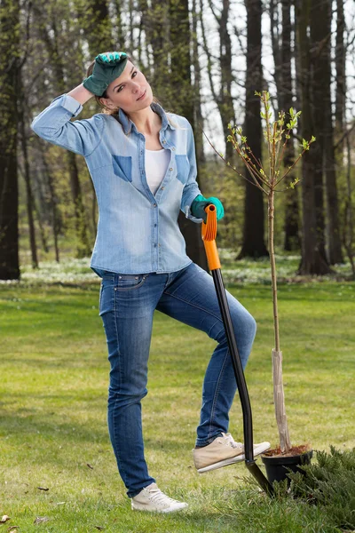 Mujer cansada cavando en el jardín — Foto de Stock