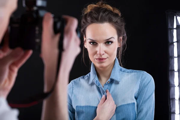 Woman posing during photo shooting — Stock Photo, Image