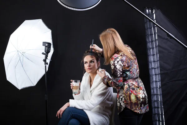 Make-up artist preparing model — Stock Photo, Image