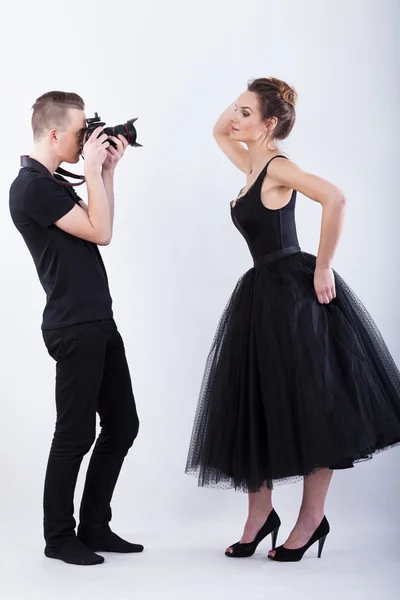 Hombre disparando una foto de bailarina elegante — Foto de Stock