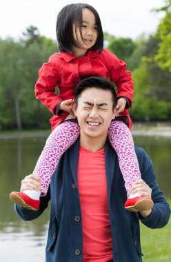 babası kızı ile eğleniyor 