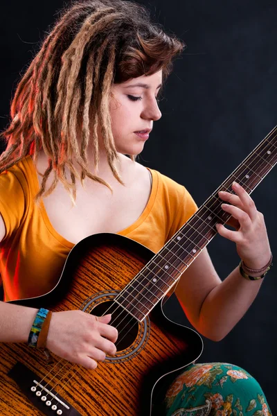 Flicka spelar gitarr — Stockfoto