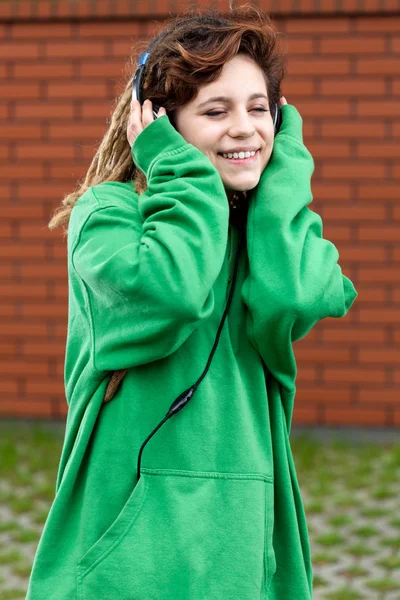 Rasta chica escuchando música — Foto de Stock