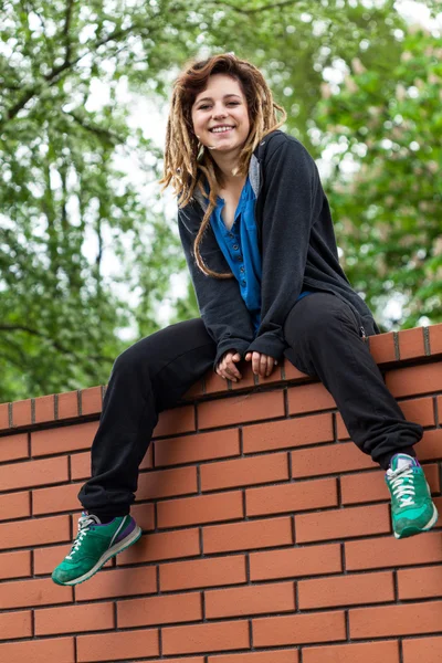 Mädchen an der Wand — Stockfoto