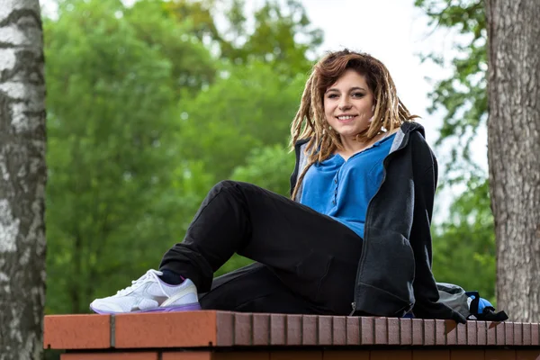 Girl on the wall — Stock Photo, Image