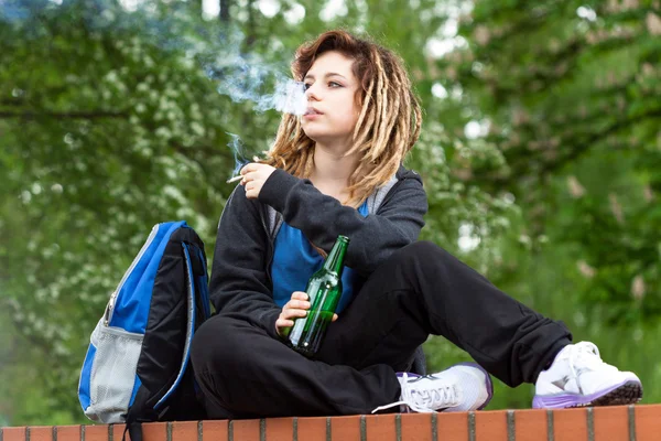 Грубая девушка курит — стоковое фото
