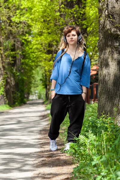 Rasta dívka procházky — Stock fotografie