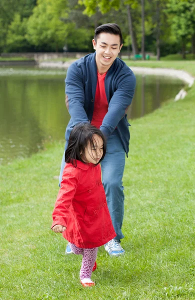 Vader met haar dochter — Stockfoto