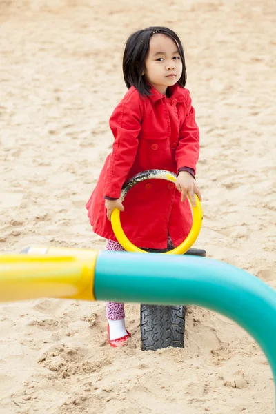 Asiatisches Kind verbringt Zeit auf dem Spielplatz — Stockfoto