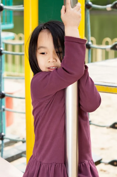 Маленькая азиатка на детской площадке — стоковое фото