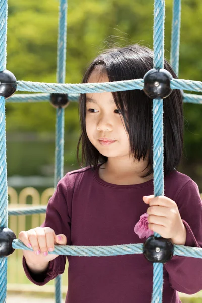 Menina bonito jogar no parque infantil — Fotografia de Stock