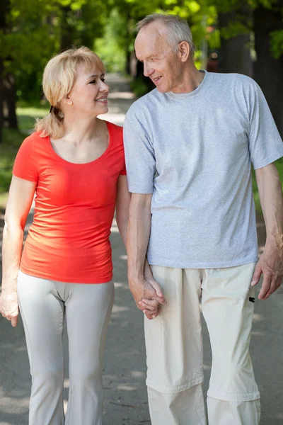 Gift par promenader genom parken — Stockfoto