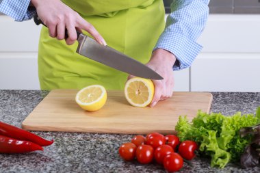 ev hanımı kesip limon