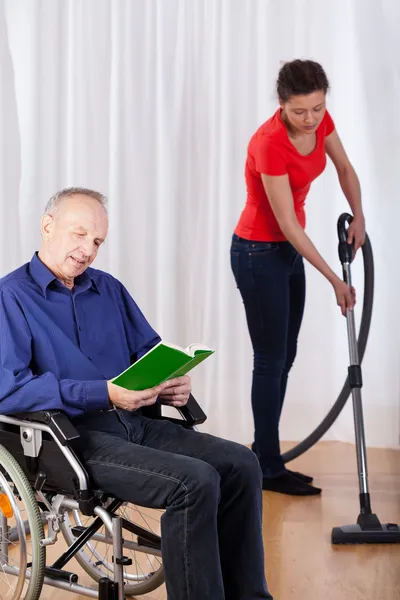 Infermiera che aiuta disabili — Foto Stock