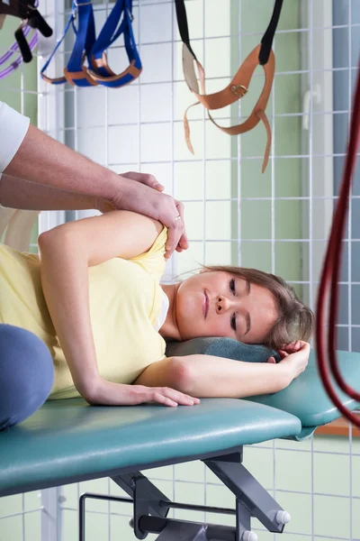 Treatment of shoulder pain — Stock Photo, Image
