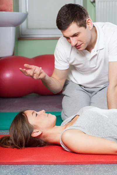 Sjukgymnasten ger råd — Stockfoto