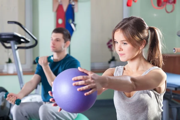 Menschen während körperlicher Übungen — Stockfoto