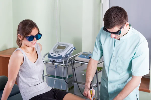 Treating leg using laser therapy — Stock Photo, Image