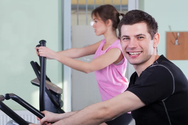 Couple exercising at fitness gym — Stock Photo, Image