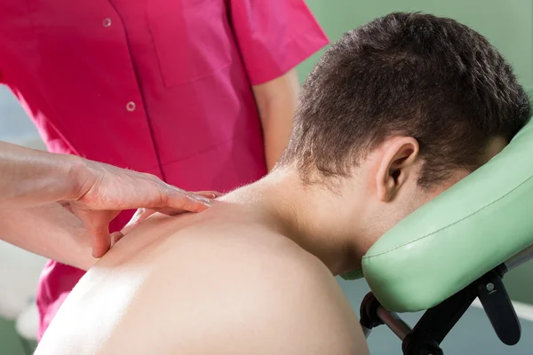 Терапевтический массаж спины — стоковое фото