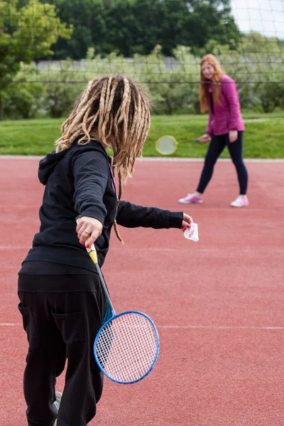 Kızlar badminton oynarken — Stok fotoğraf