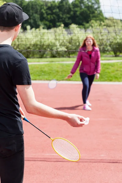 Teenagers training badminton — Stock Photo, Image