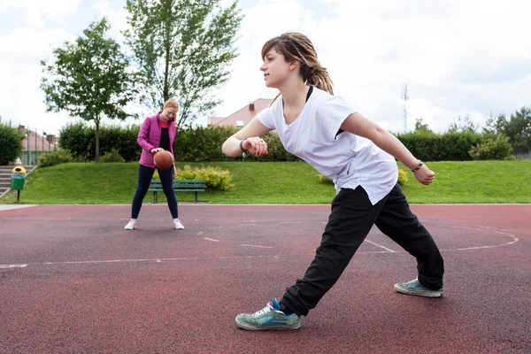 Meninas estão jogando basquete — Fotografia de Stock