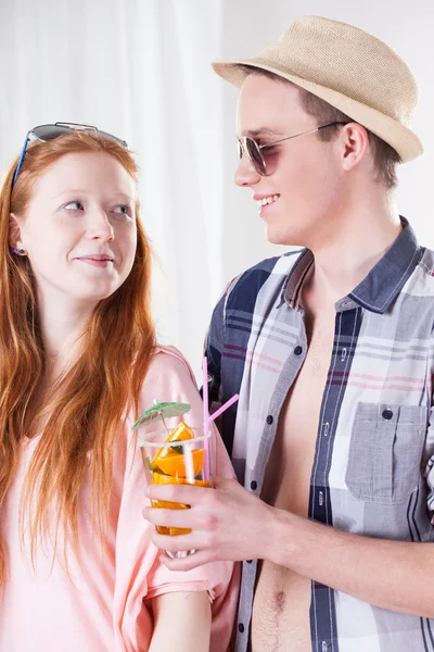 Pojke erbjuder en drink till flicka — Stockfoto