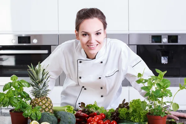 Lady chef preparando um prato — Fotografia de Stock